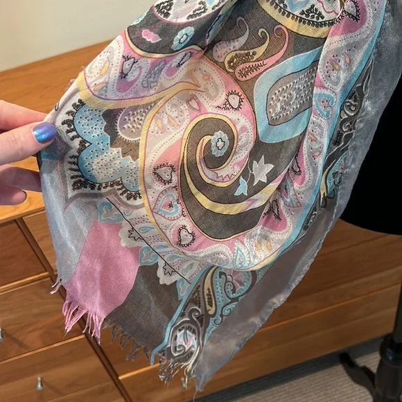 Pastel paisley spring scarf - Picture 3 of 4